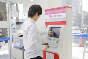 デジタルサイネージ　コンビニ　ATM　活用事例