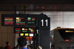 デジタルサイネージ　駅　電車　広告